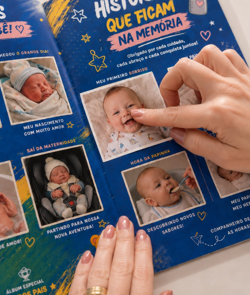 Mão apontando figurinha do bebê